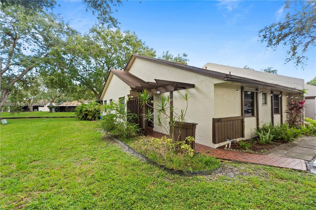 合同活跃: $479,000 (3 贝兹, 2 浴室, 1341 平方英尺)