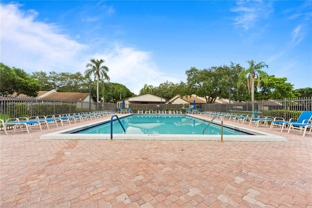 合同活跃: $479,000 (3 贝兹, 2 浴室, 1341 平方英尺)