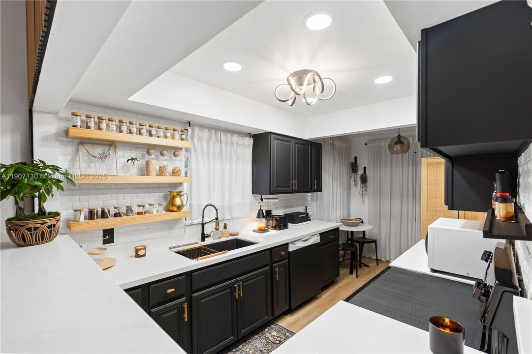 合同活跃: $479,000 (3 贝兹, 2 浴室, 1341 平方英尺)