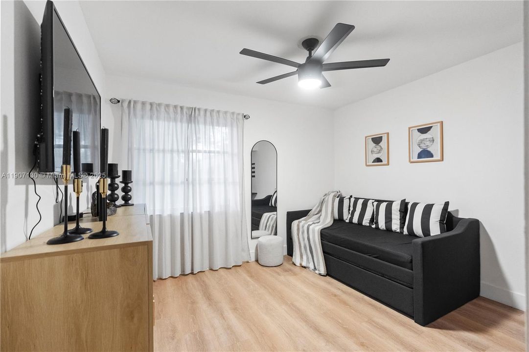 合同活跃: $479,000 (3 贝兹, 2 浴室, 1341 平方英尺)