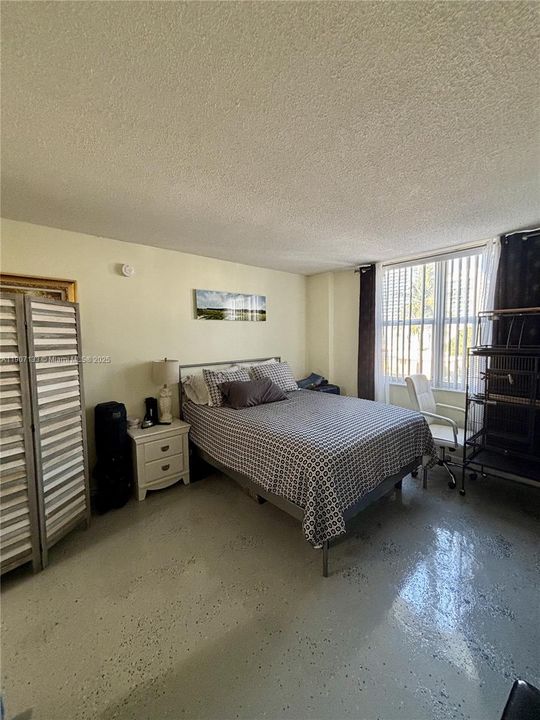 For Sale: $279,000 (1 beds, 1 baths, 905 Square Feet)