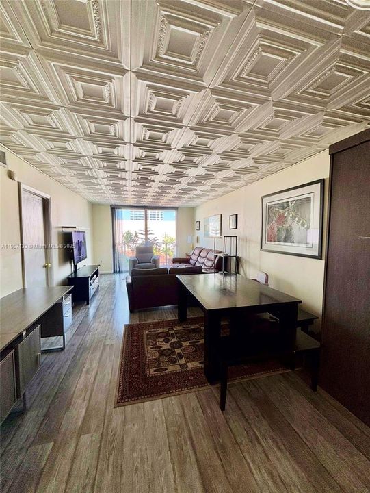 For Sale: $279,000 (1 beds, 1 baths, 905 Square Feet)