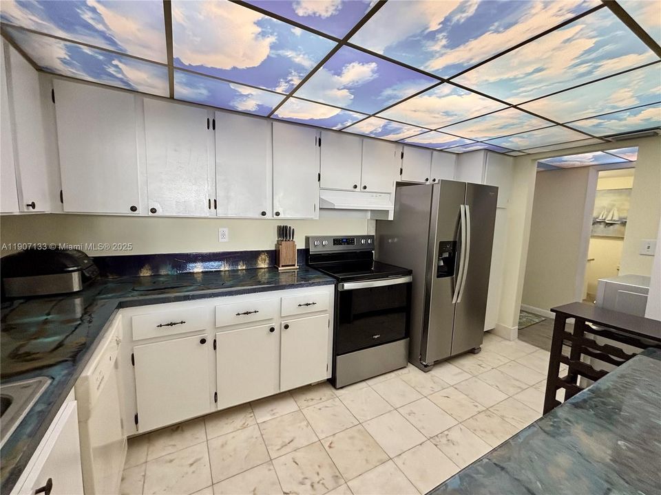 For Sale: $279,000 (1 beds, 1 baths, 905 Square Feet)