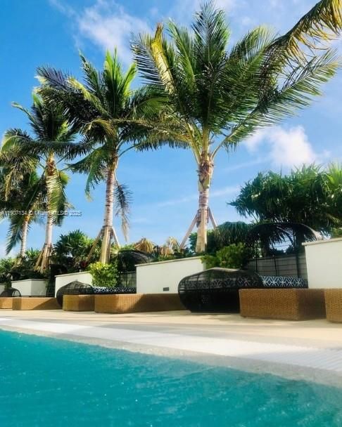 For Rent: $5,700 (2 beds, 2 baths, 1060 Square Feet)