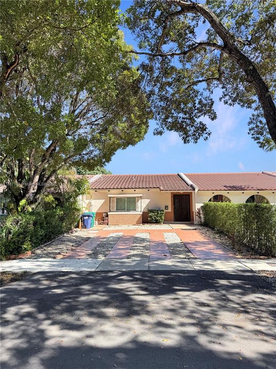 Active With Contract: $3,000 (3 beds, 2 baths, 1445 Square Feet)