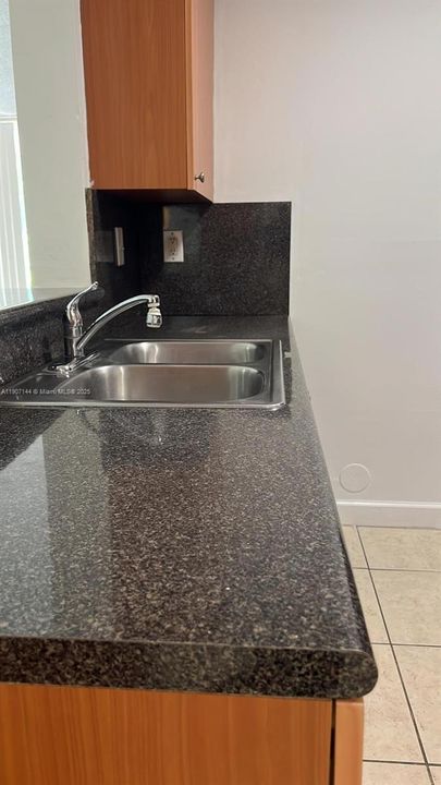 Active With Contract: $2,000 (1 beds, 1 baths, 899 Square Feet)