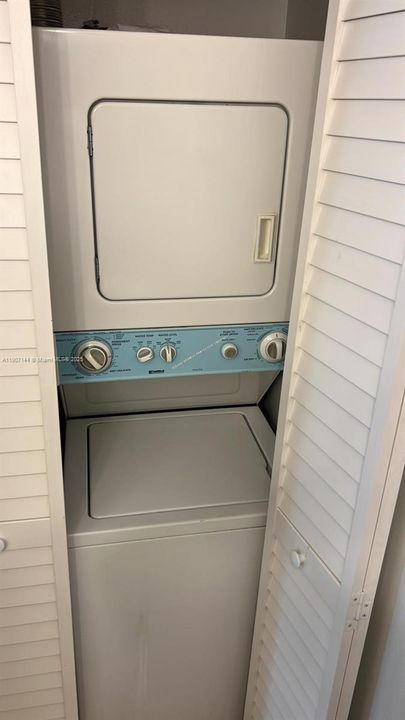 Active With Contract: $2,000 (1 beds, 1 baths, 899 Square Feet)