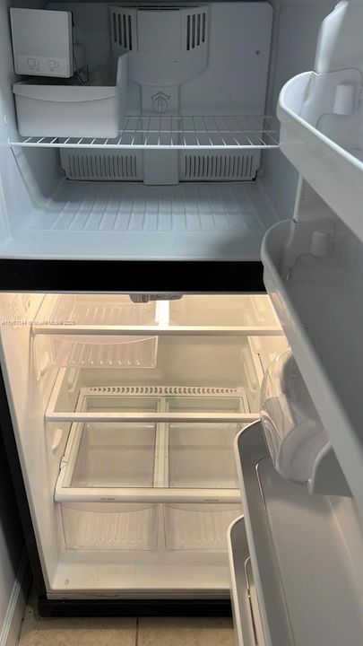 Active With Contract: $2,000 (1 beds, 1 baths, 899 Square Feet)