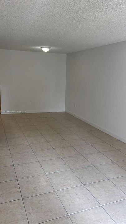 Active With Contract: $2,000 (1 beds, 1 baths, 899 Square Feet)