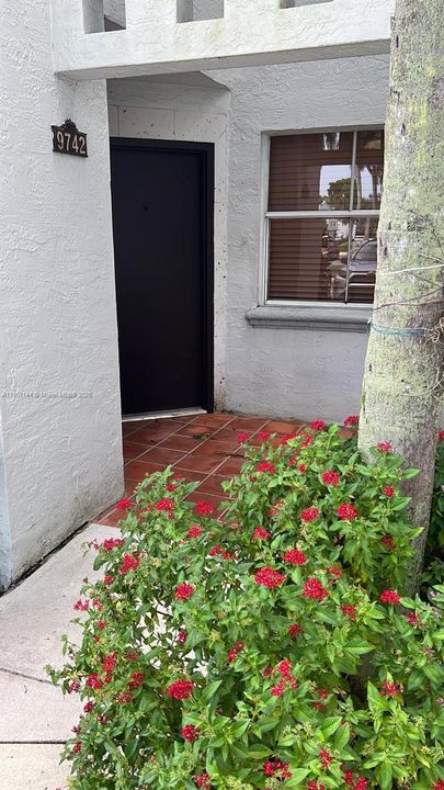 Active With Contract: $2,000 (1 beds, 1 baths, 899 Square Feet)