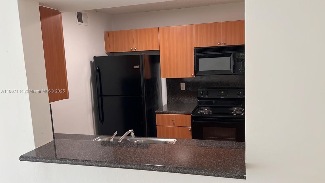 Active With Contract: $2,000 (1 beds, 1 baths, 899 Square Feet)