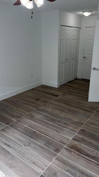 Active With Contract: $2,000 (1 beds, 1 baths, 899 Square Feet)