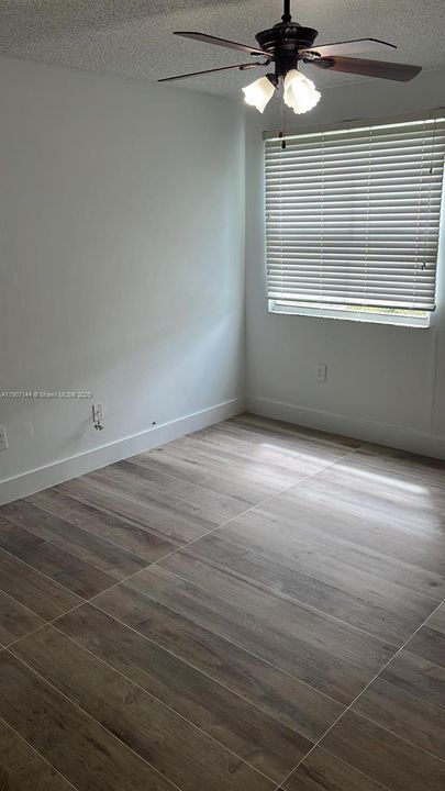 Active With Contract: $2,000 (1 beds, 1 baths, 899 Square Feet)