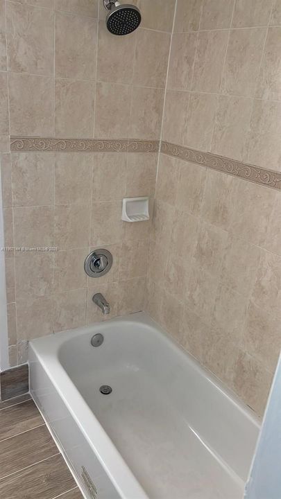 Active With Contract: $2,000 (1 beds, 1 baths, 899 Square Feet)