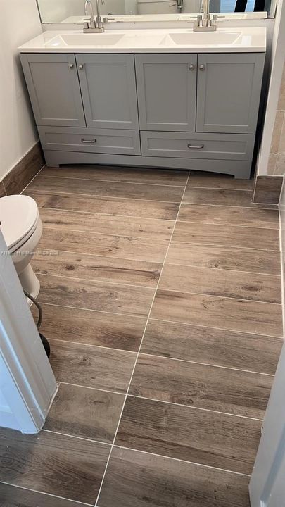 Active With Contract: $2,000 (1 beds, 1 baths, 899 Square Feet)