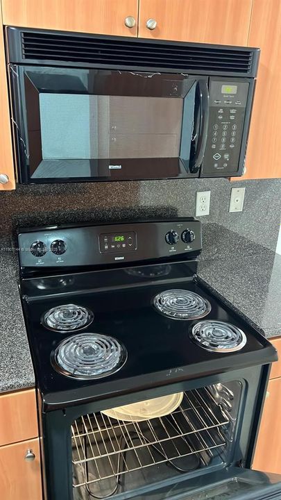 Active With Contract: $2,000 (1 beds, 1 baths, 899 Square Feet)