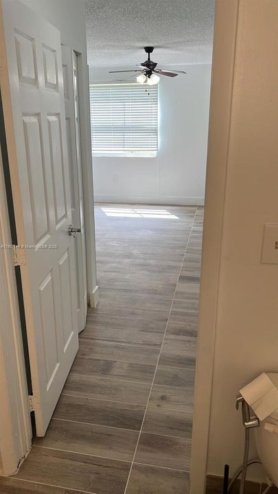 Active With Contract: $2,000 (1 beds, 1 baths, 899 Square Feet)