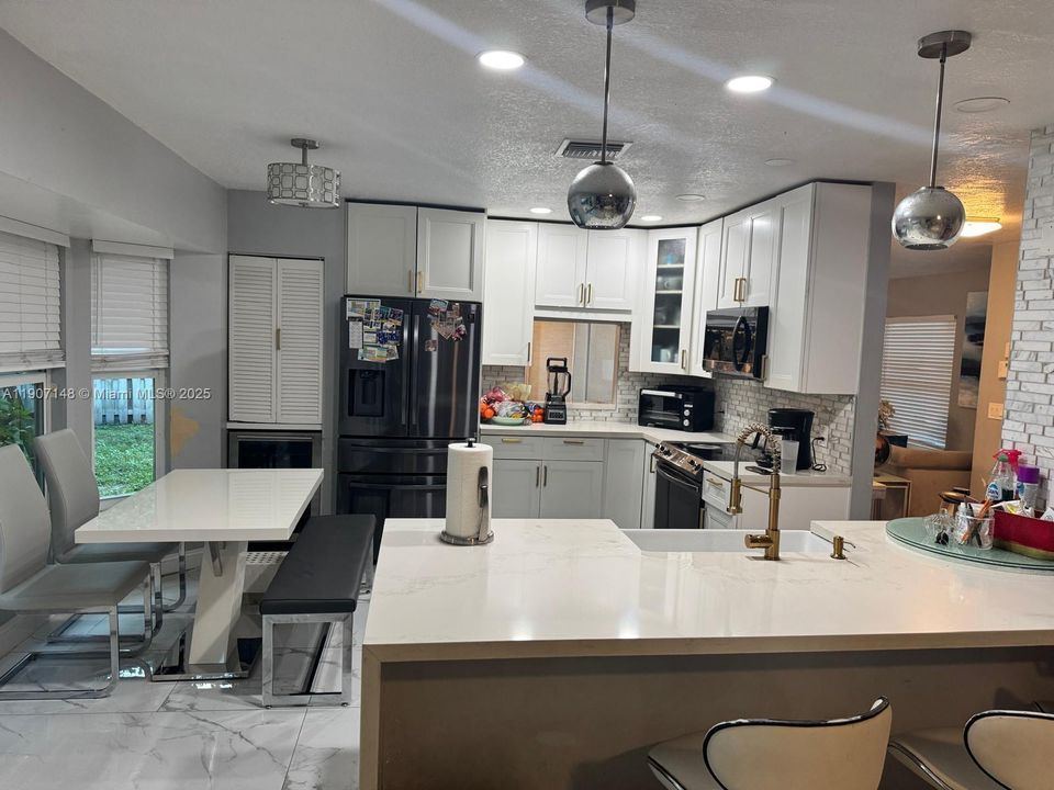 待售: $649,000 (4 贝兹, 2 浴室, 2005 平方英尺)