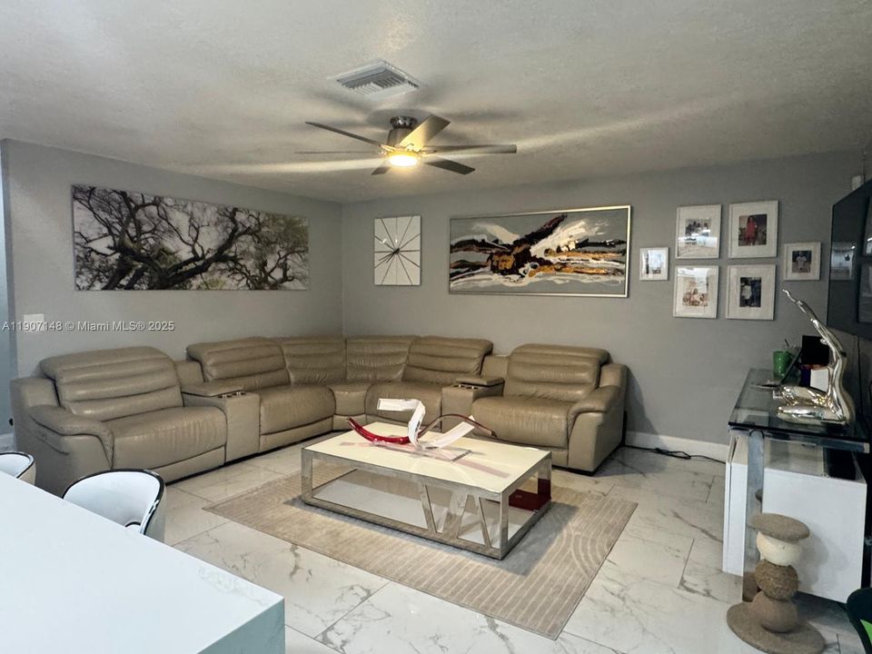 待售: $649,000 (4 贝兹, 2 浴室, 2005 平方英尺)