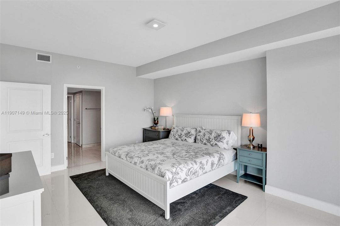 For Sale: $1,225,000 (2 beds, 3 baths, 1579 Square Feet)