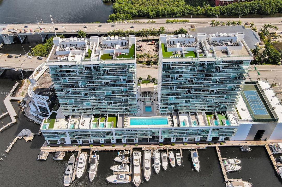 For Sale: $1,225,000 (2 beds, 3 baths, 1579 Square Feet)