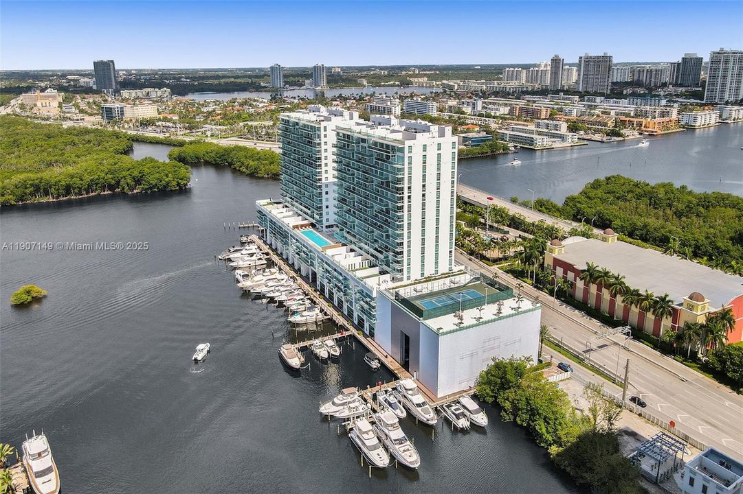 For Sale: $1,225,000 (2 beds, 3 baths, 1579 Square Feet)