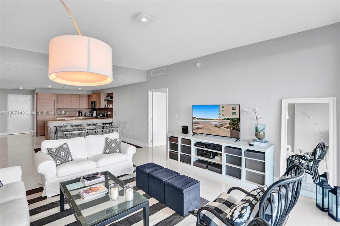 For Sale: $1,225,000 (2 beds, 3 baths, 1579 Square Feet)