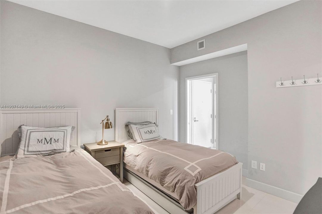 For Sale: $1,225,000 (2 beds, 3 baths, 1579 Square Feet)