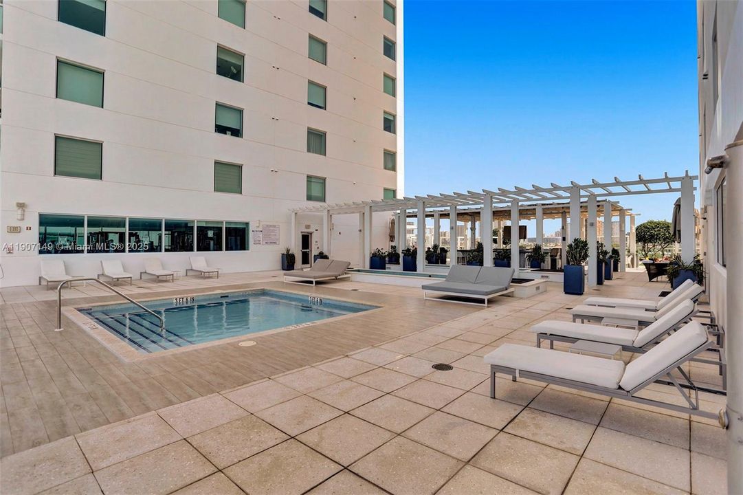 For Sale: $1,225,000 (2 beds, 3 baths, 1579 Square Feet)