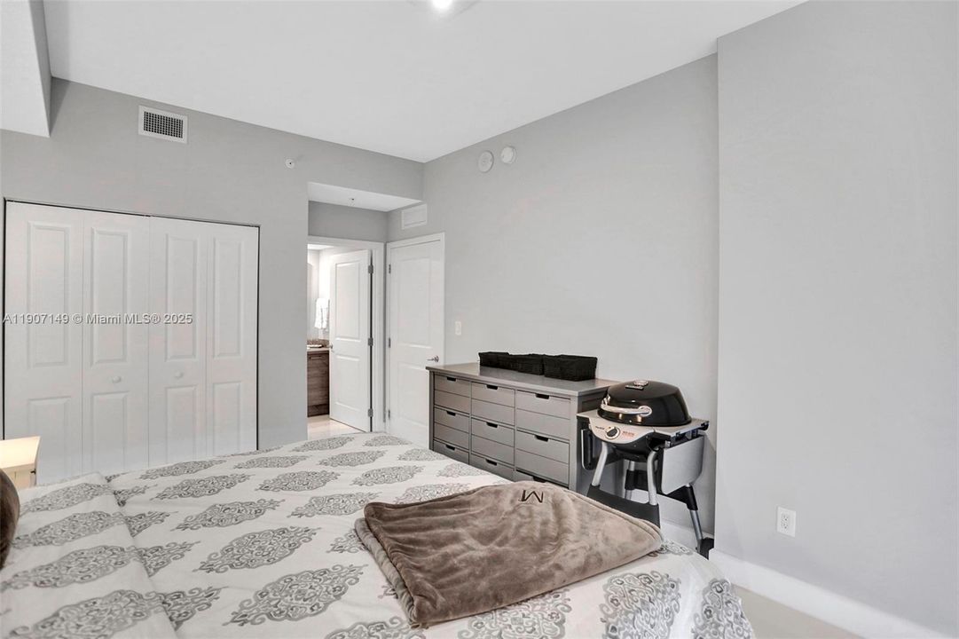 For Sale: $1,225,000 (2 beds, 3 baths, 1579 Square Feet)