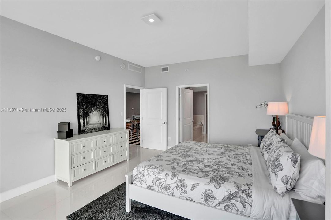 For Sale: $1,225,000 (2 beds, 3 baths, 1579 Square Feet)