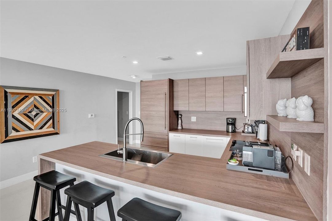 For Sale: $1,225,000 (2 beds, 3 baths, 1579 Square Feet)