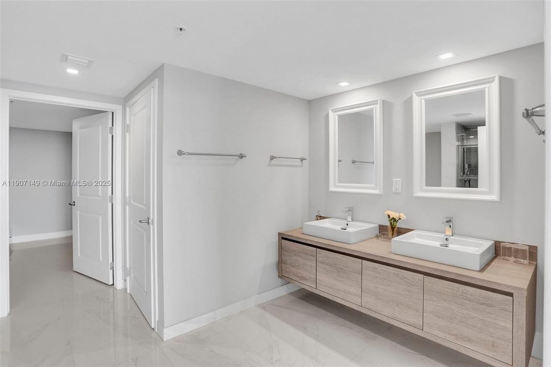 For Sale: $1,225,000 (2 beds, 3 baths, 1579 Square Feet)