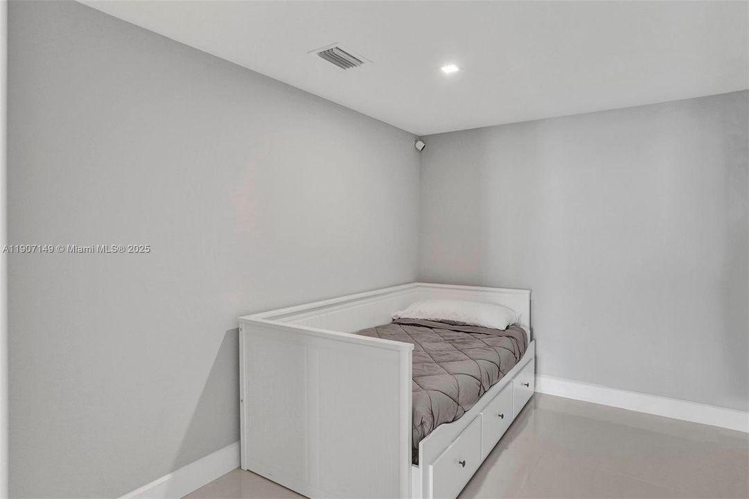 For Sale: $1,225,000 (2 beds, 3 baths, 1579 Square Feet)