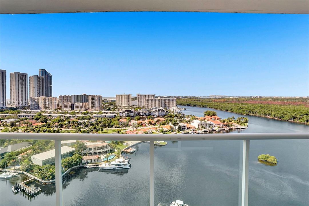 For Sale: $1,225,000 (2 beds, 3 baths, 1579 Square Feet)