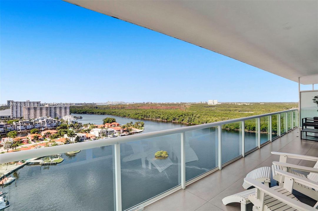 For Sale: $1,225,000 (2 beds, 3 baths, 1579 Square Feet)