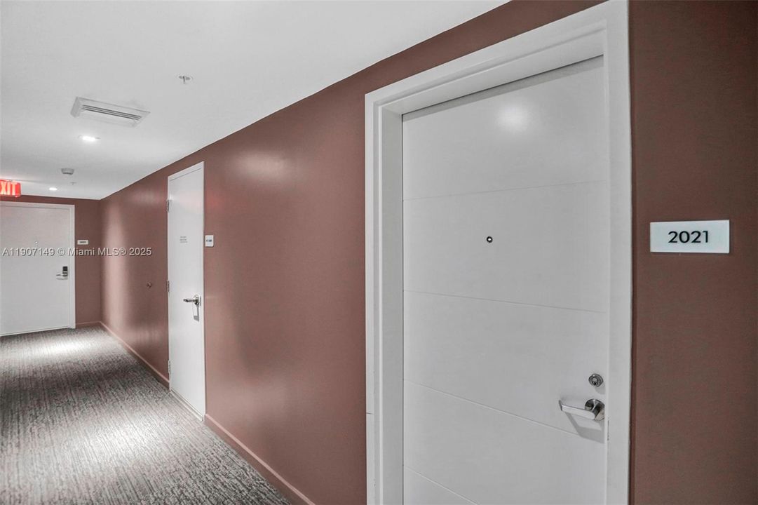 For Sale: $1,225,000 (2 beds, 3 baths, 1579 Square Feet)