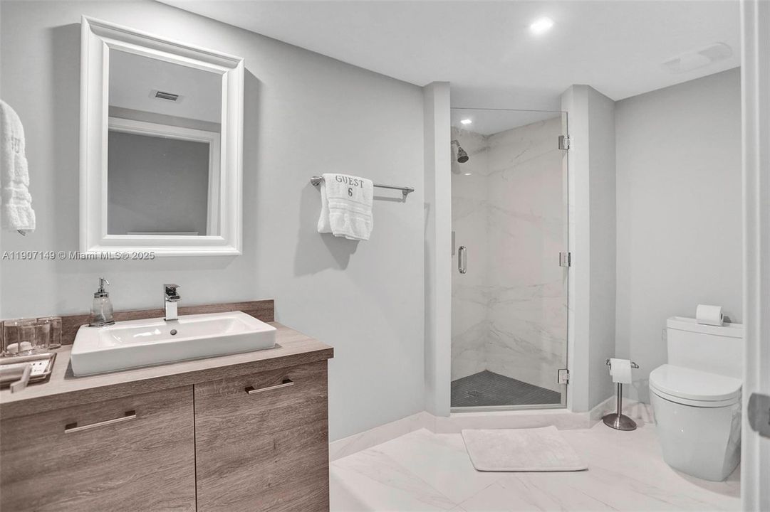 For Sale: $1,225,000 (2 beds, 3 baths, 1579 Square Feet)