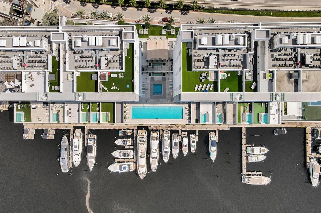 For Sale: $1,225,000 (2 beds, 3 baths, 1579 Square Feet)