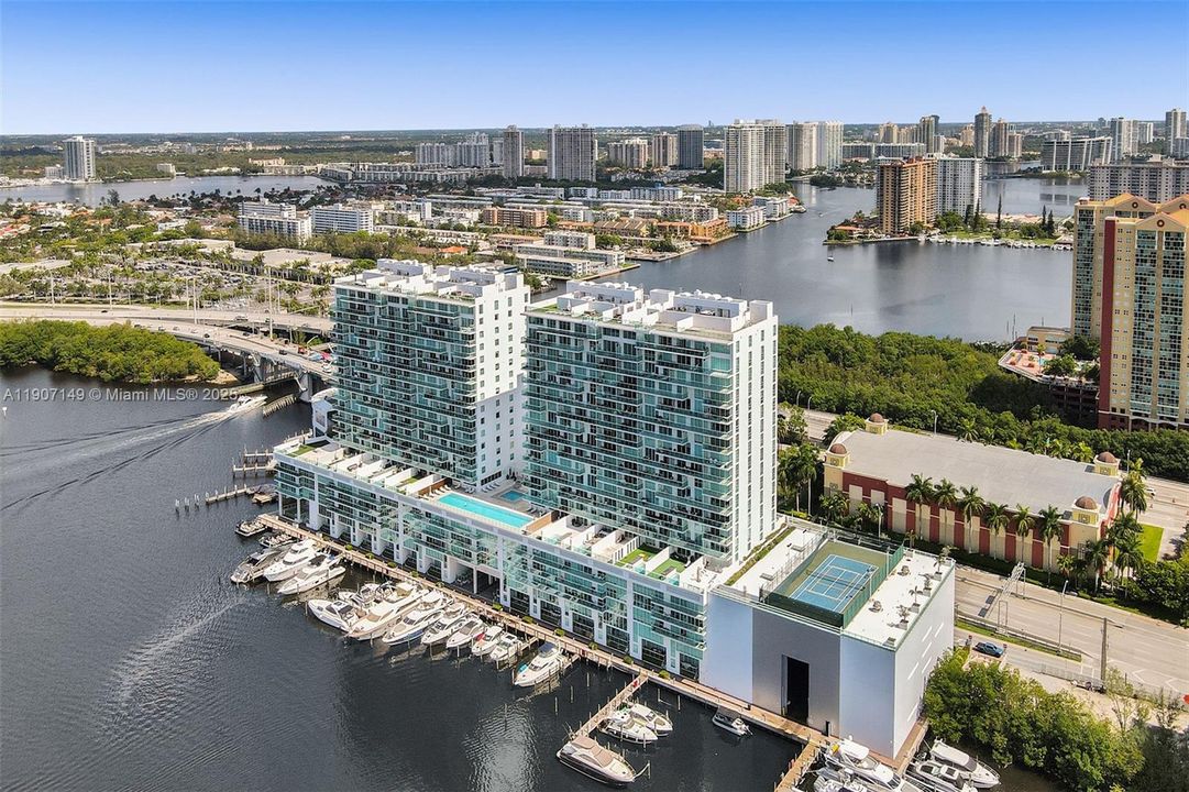 For Sale: $1,225,000 (2 beds, 3 baths, 1579 Square Feet)