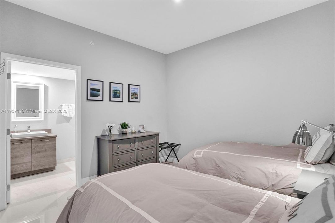 For Sale: $1,225,000 (2 beds, 3 baths, 1579 Square Feet)