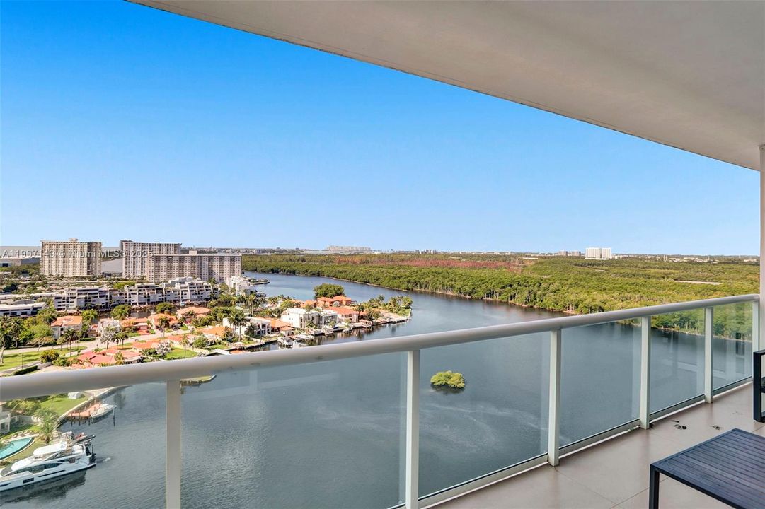 For Sale: $1,225,000 (2 beds, 3 baths, 1579 Square Feet)