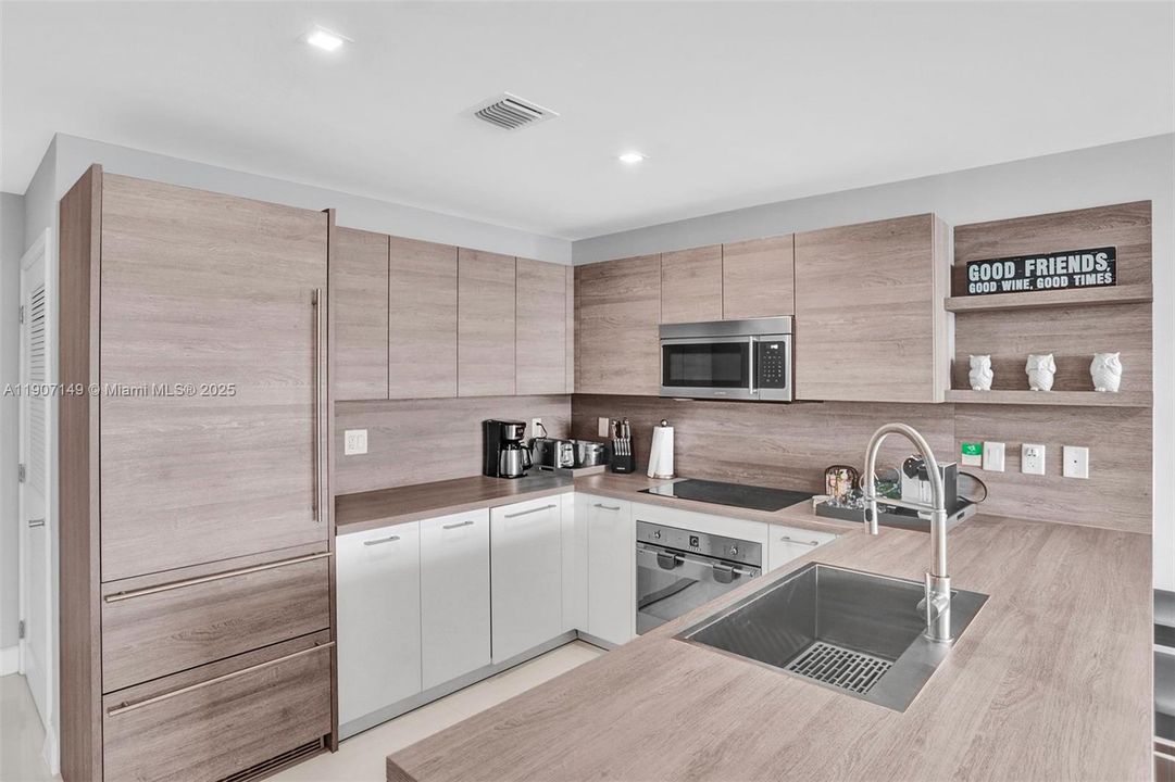 For Sale: $1,225,000 (2 beds, 3 baths, 1579 Square Feet)