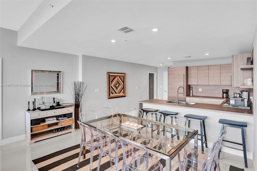 For Sale: $1,225,000 (2 beds, 3 baths, 1579 Square Feet)