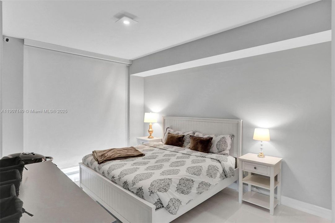 For Sale: $1,225,000 (2 beds, 3 baths, 1579 Square Feet)