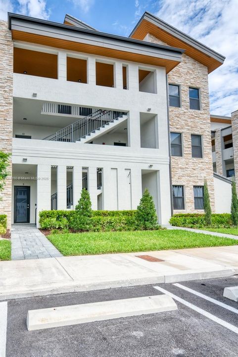 For Rent: $3,100 (2 beds, 2 baths, 1072 Square Feet)