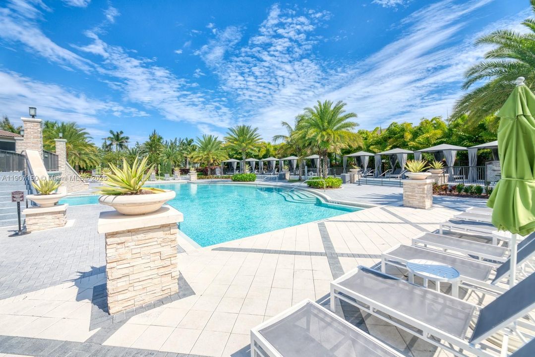 For Rent: $3,100 (2 beds, 2 baths, 1072 Square Feet)