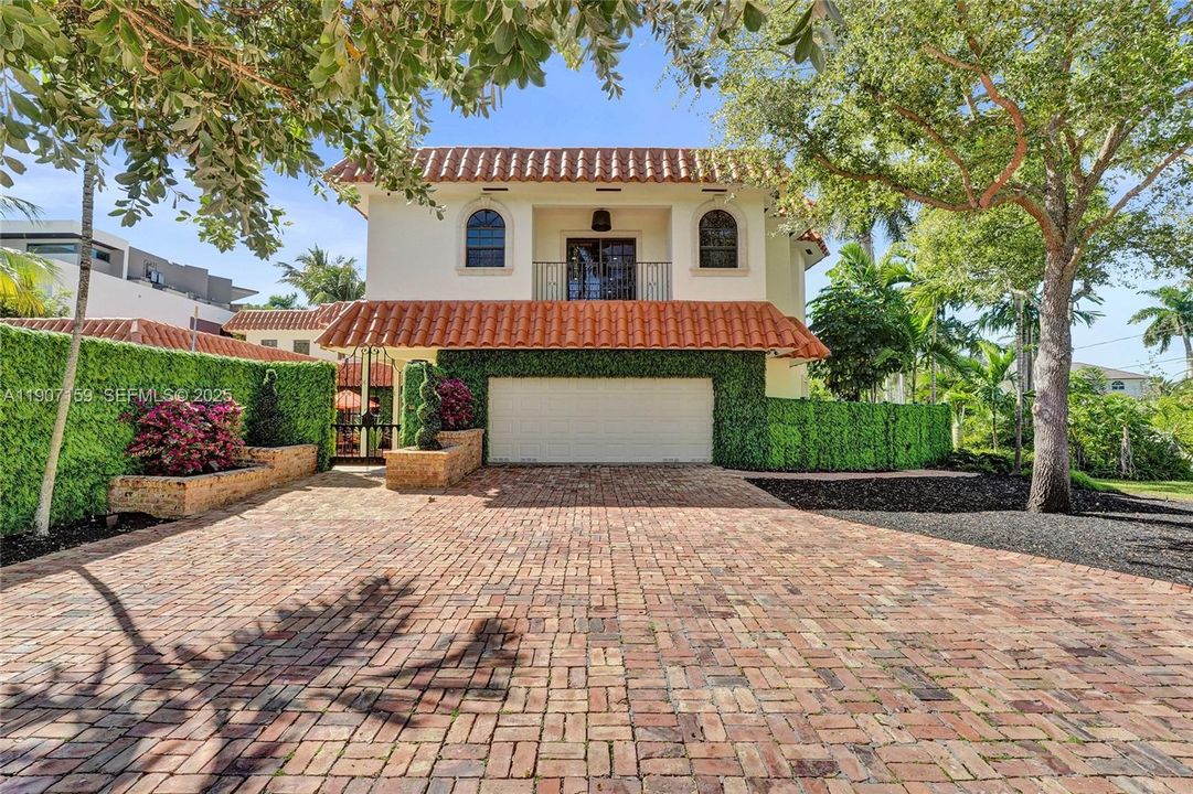 出租: $29,500 (5 贝兹, 5 浴室, 5596 平方英尺)