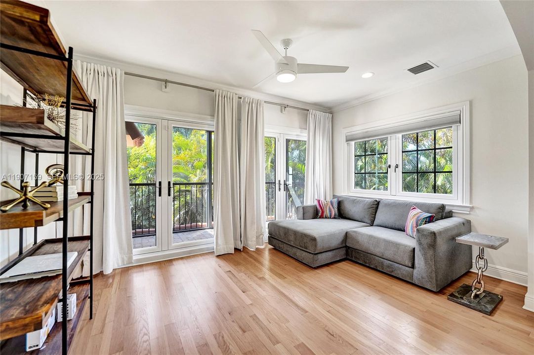 出租: $29,500 (5 贝兹, 5 浴室, 5596 平方英尺)