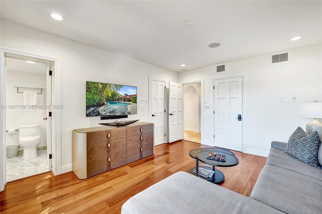 出租: $29,500 (5 贝兹, 5 浴室, 5596 平方英尺)